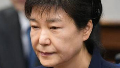 [박근혜 1심 선고 주문] 박근혜, 징역 24년·벌금 180억 원