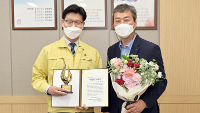 한국국악협회로부터 특별공로대상 수상 하는 공주시장