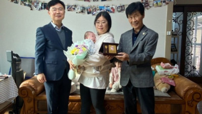 사곡면, 출산가정에 출산 축하 기념패 전달