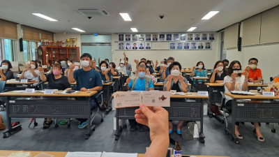 김규태 동장(신관동), 통장 40명에 업무용 명함제작 지원